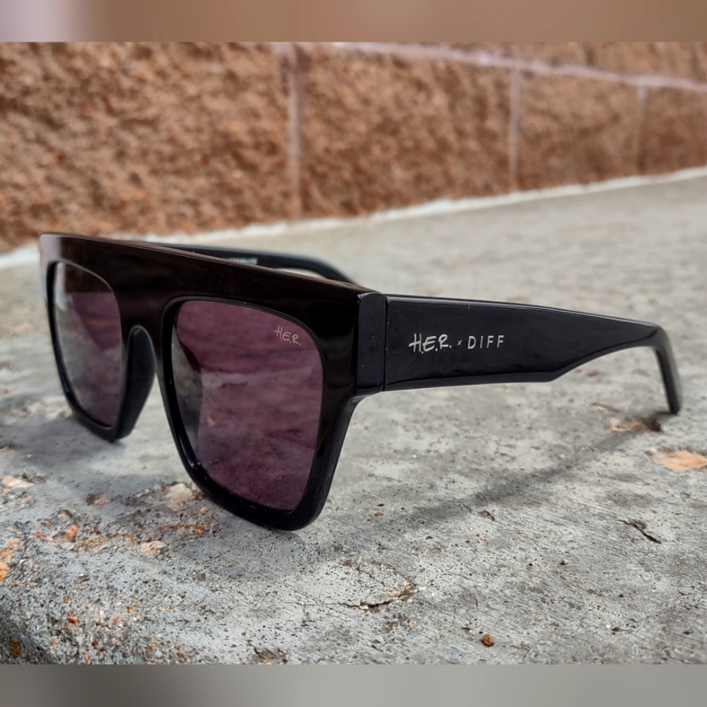 H.E.R. DIFF Eyewear Sunglasses for Women Black